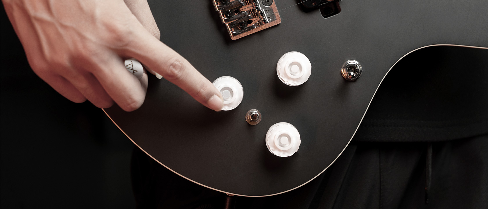 7 Tone Banks, 3 Presets Each — Ready for Every Playing Style